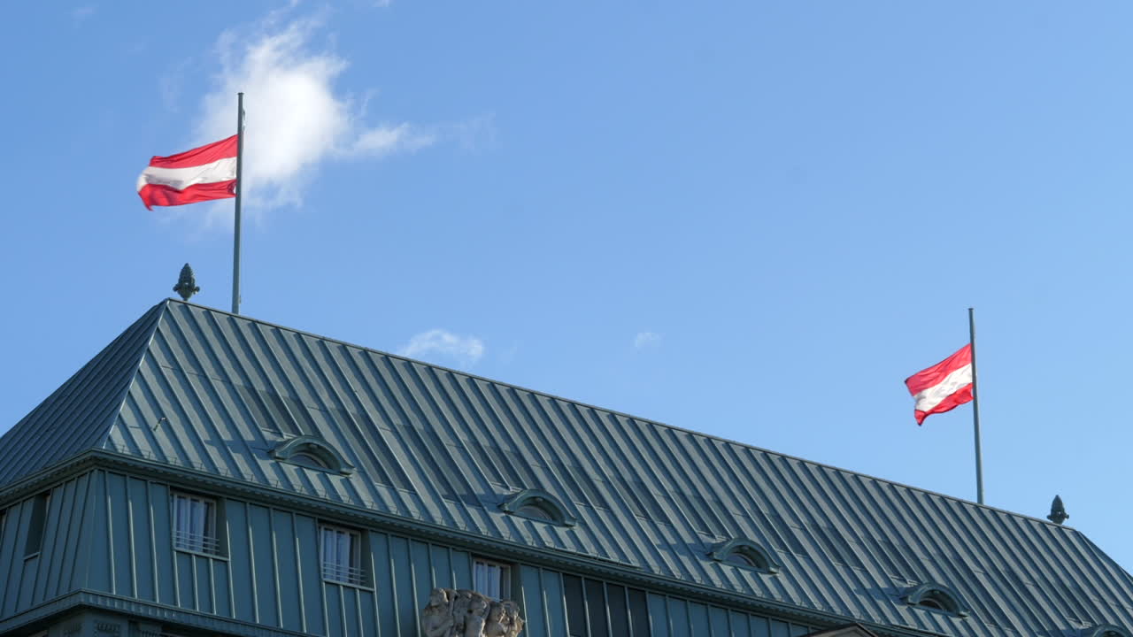 banderas austriacas ondeando en el techo contra el cielo azul.