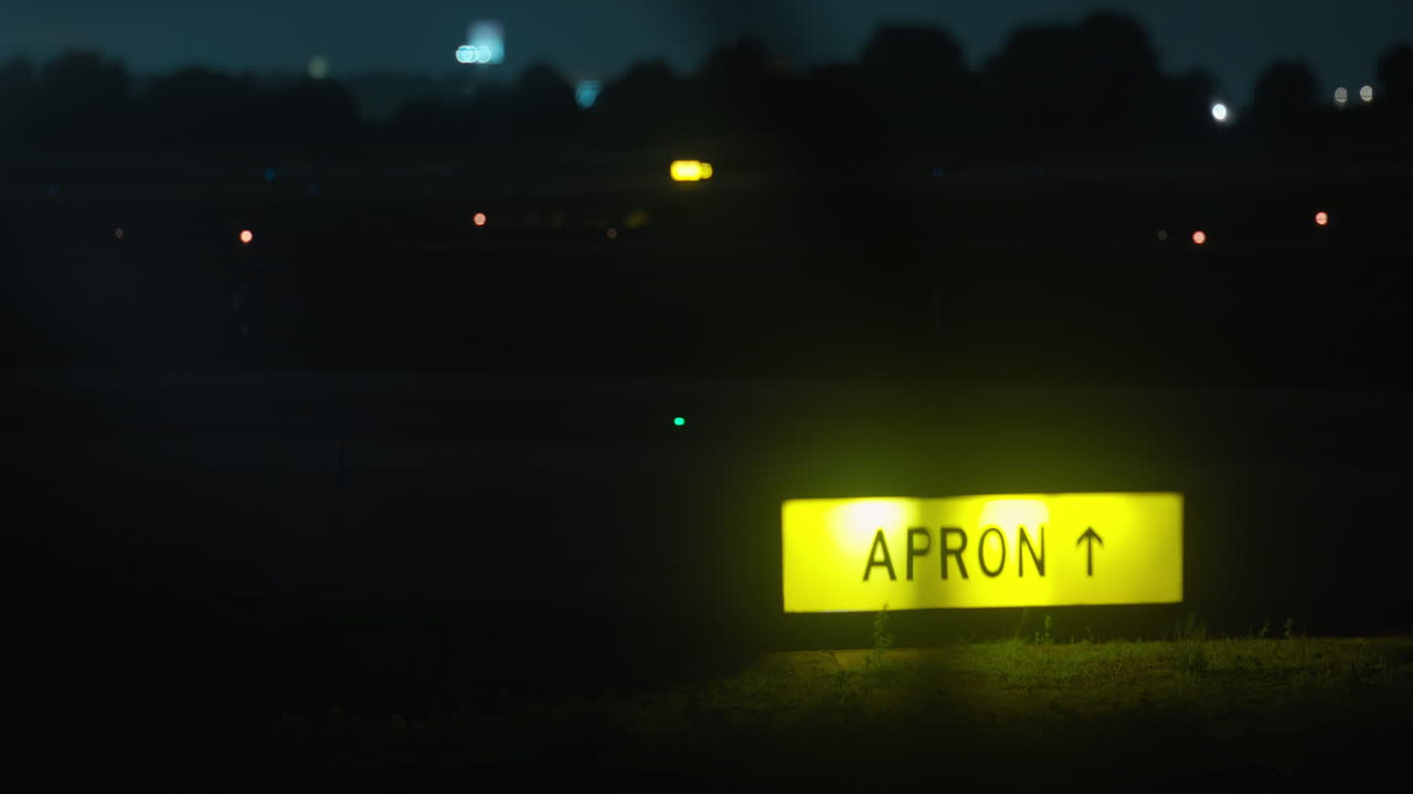 Segnale luminoso di piazzale sulla pista aeroportuale di notte