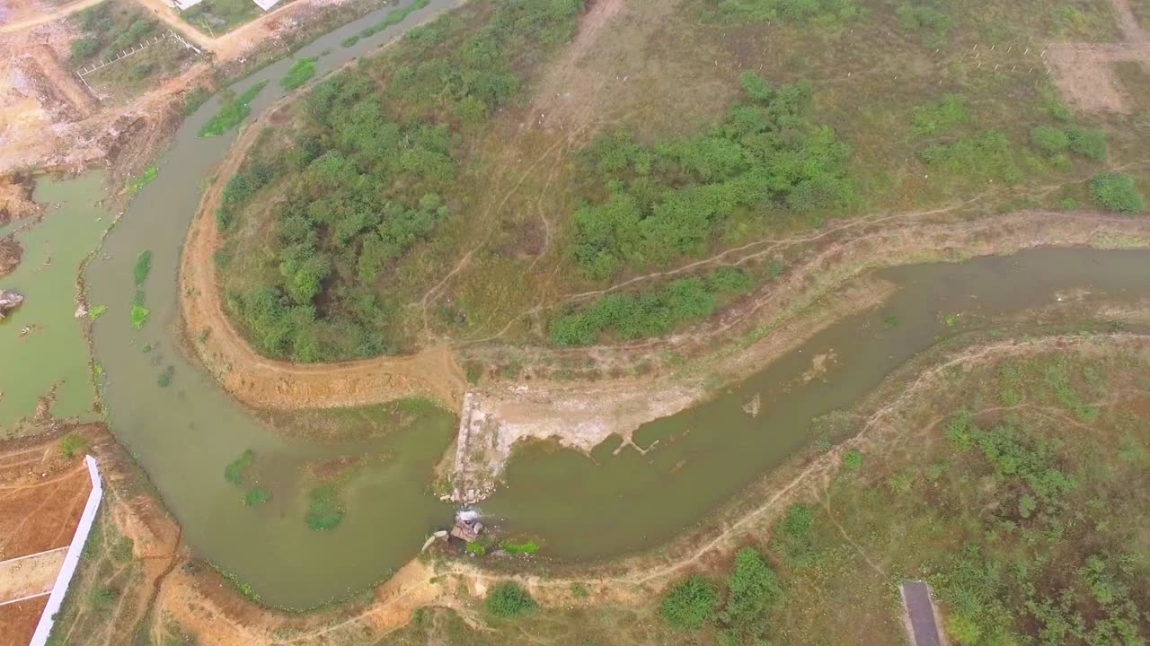 disparo de un dron volando hacia adelante siguiendo el tortuoso curso de un río desde arriba