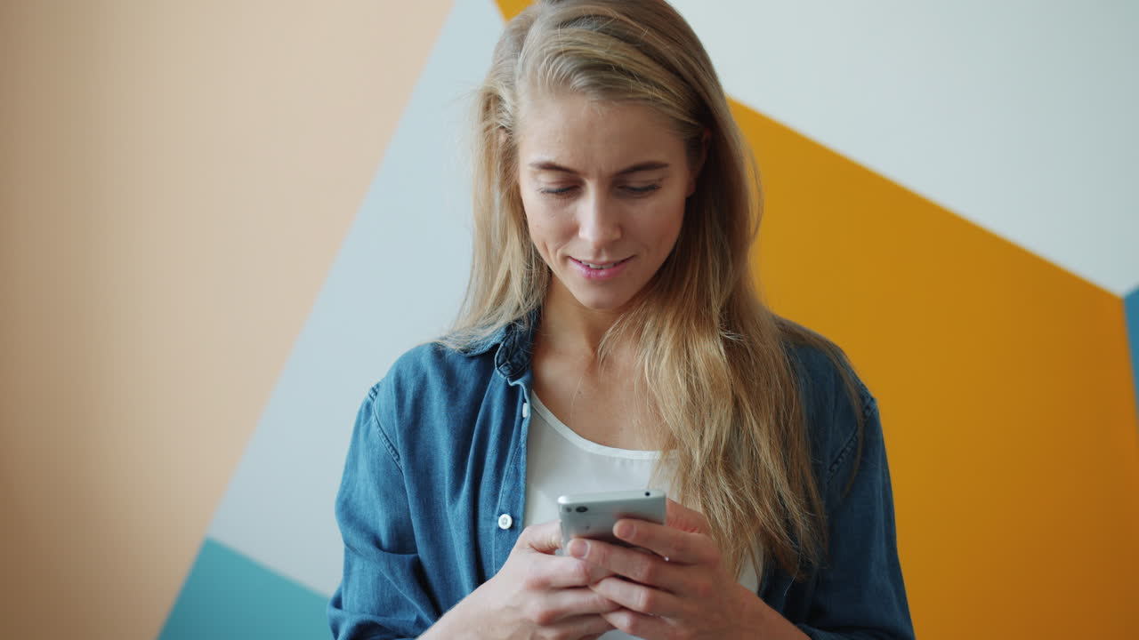 mujer con smartphone