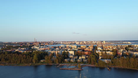 paisaje urbano de lauttasaari en un día soleado