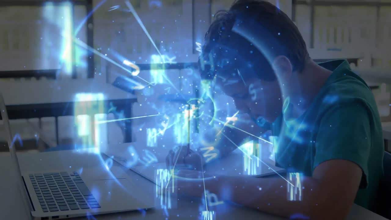 globo con procesamiento de datos contra el estudiante masculino escribiendo en clase