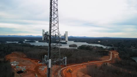 Toma-Aérea-Inversa-De-La-Torre-De-Telefonía-Celular-En-La-Naturaleza