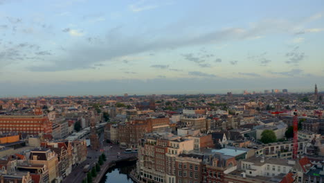 Un-Dron-Bajo-Y-Lento-Disparó-Sobre-El-Campanario-De-Monttoren-En-El-Centro-De-Ámsterdam