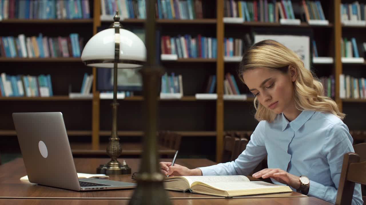 mujer estudiando en una biblioteca