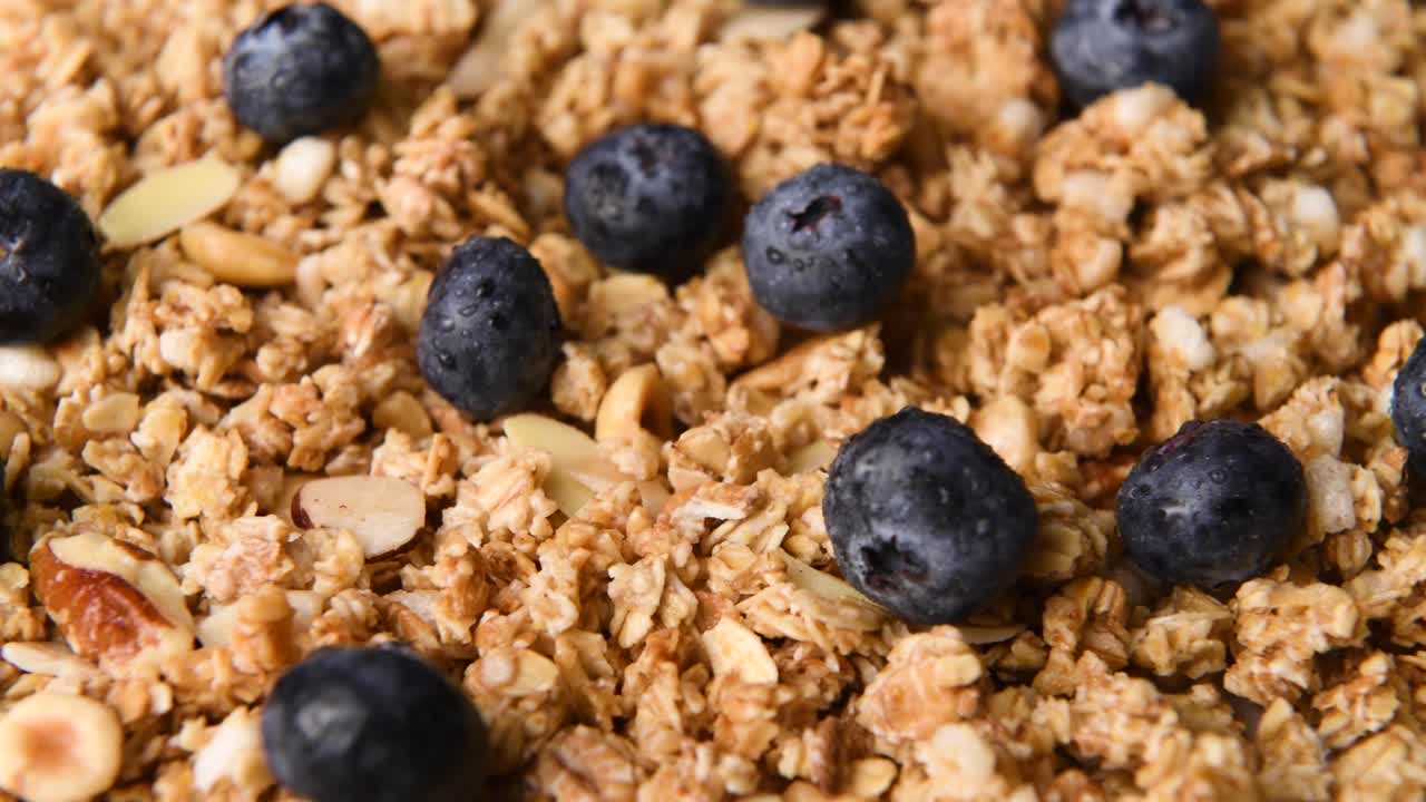 Primo piano dettagliato di granola con mirtilli