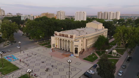 Vista-Aérea-Del-Teatro-Musical-Y-Dramático-En-Khujand,-Tayikistán---Toma-De-Drones