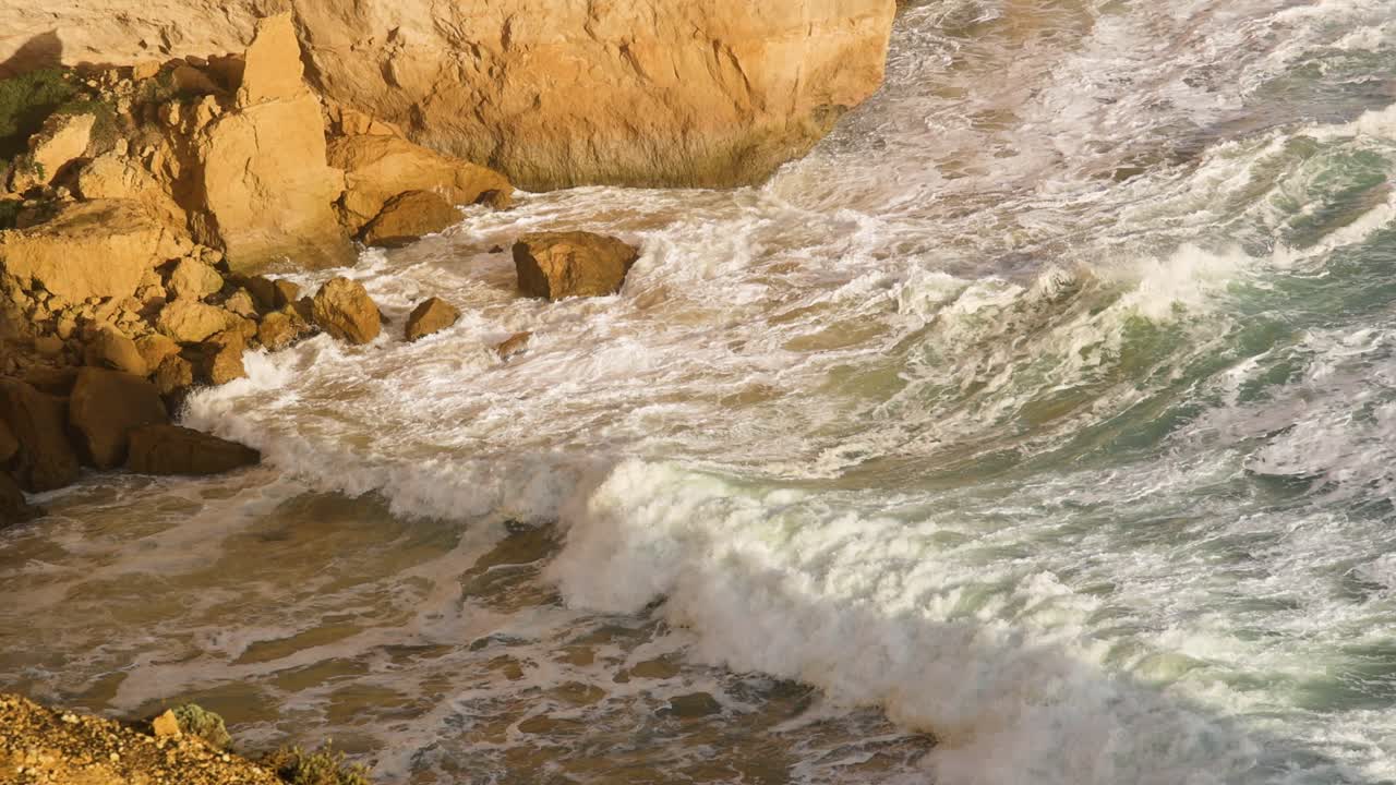 las olas chocando contra las rocas en los doce apóstoles