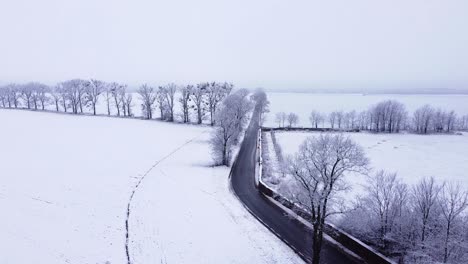 Vista-Aérea-De-Un-Paisaje-Rural-En-Invierno