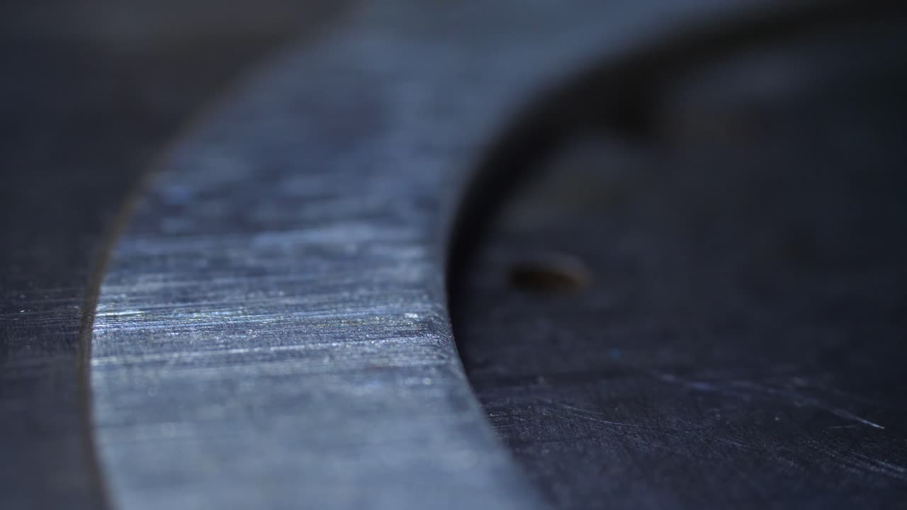 primer plano de un disco metálico