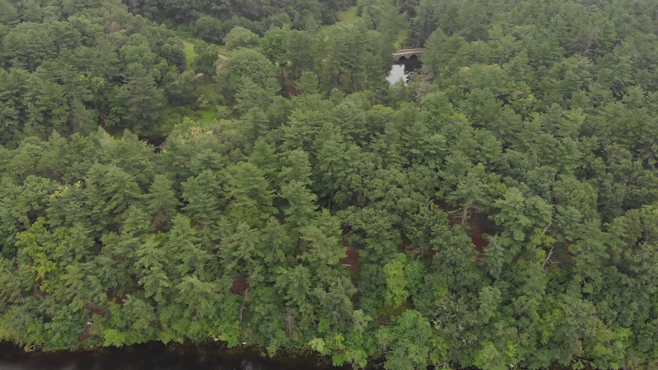río al lado de un pequeño puente de un drone día nublado
