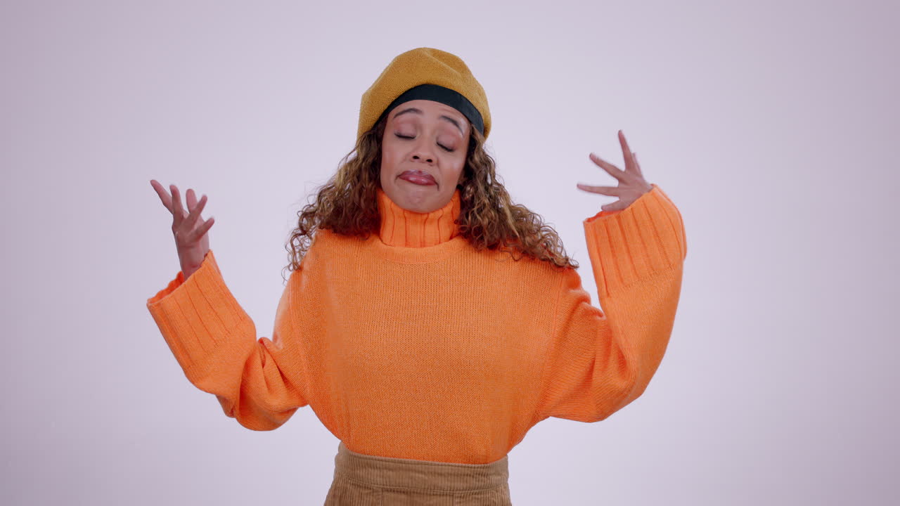 confundido, encogido de hombros y cara de mujer en el estudio