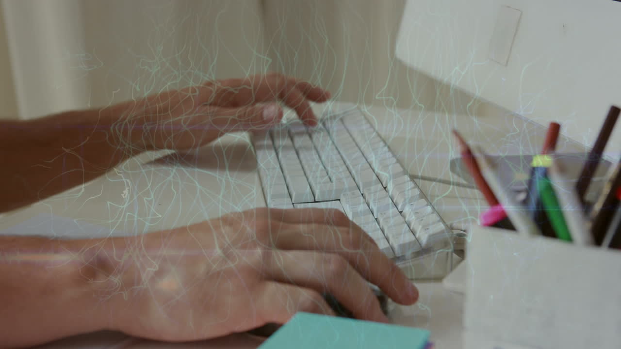 animación de procesamiento de datos sobre hombre caucásico usando computadora