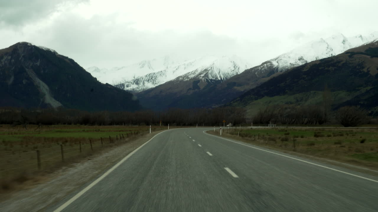 뉴질랜드의 아름다운 나라를 통해 운전하는 1인칭 시점