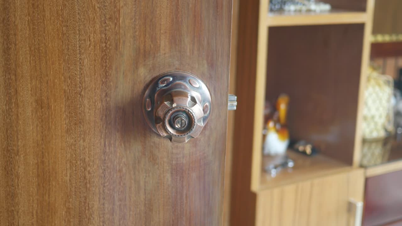 primer plano de una puerta de madera con un mango de puerta de bronce