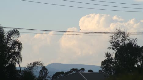 Rollende-Wolken-über-Mount-Wellington,-Viktorianische-Alpen,-Vogel-Fliegt-Tagsüber-über-Australien,-Victoria,-Gippsland,-Maffra