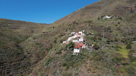 reenvío aéreo de un pequeño pueblo construido en la ladera de la montaña