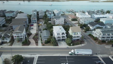 Wohnhäuser-Entlang-Der-Küste-Von-Wrightsville-Beach,-North-Carolina-Orbit-Aerial