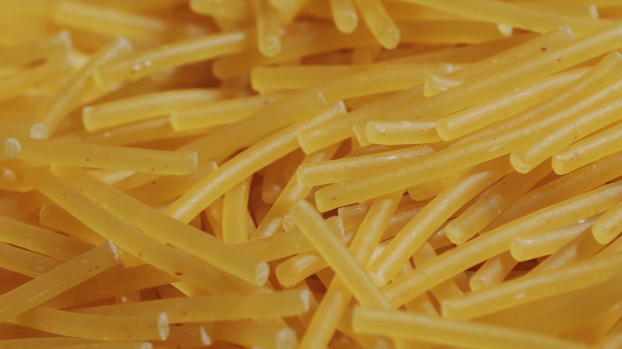 Primer plano de pasta corta seca cruda