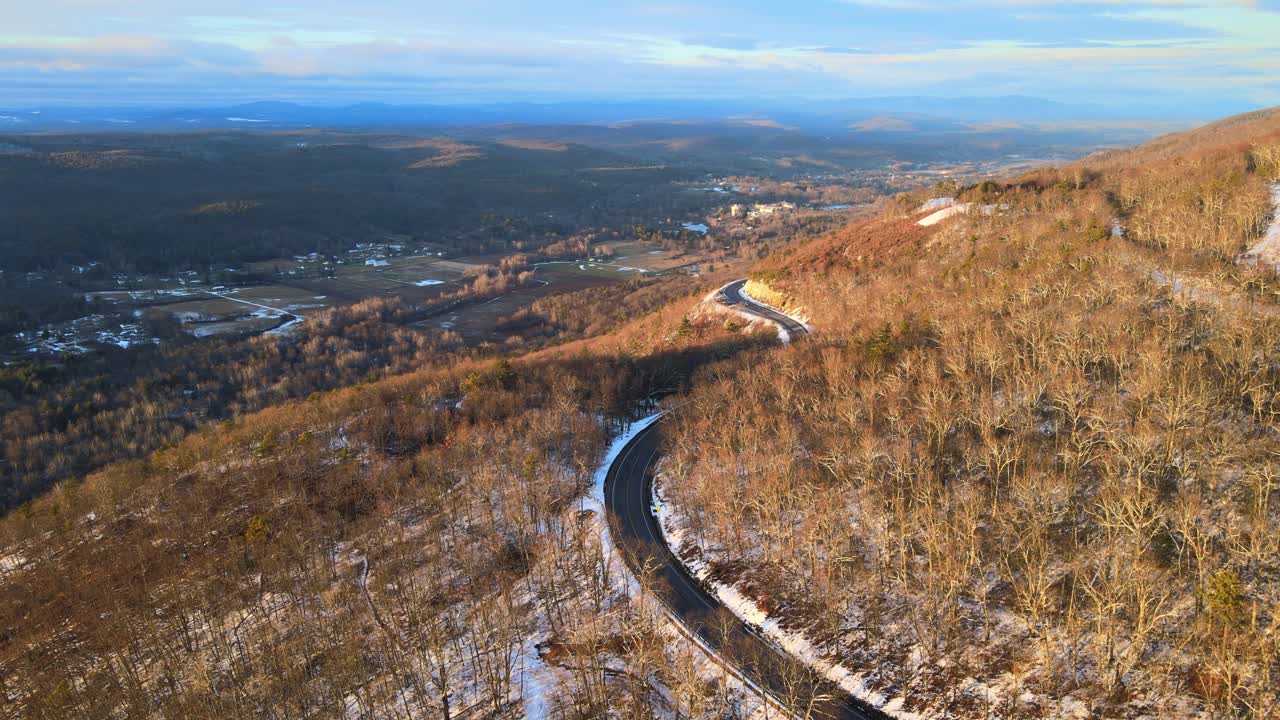 애팔래치아 산맥에 가벼운 눈이 내리는 겨울철 경치 좋은 구불구불한 산길