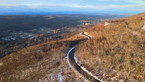 Un-Camino-De-Montaña-Pintoresco-Y-Sinuoso-Durante-El-Invierno-Con-Nieve-Ligera-En-Las-Montañas-Apalaches