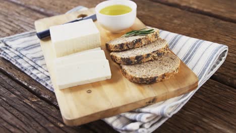 Brotscheiben,-Käse,-Soße-Und-Messer