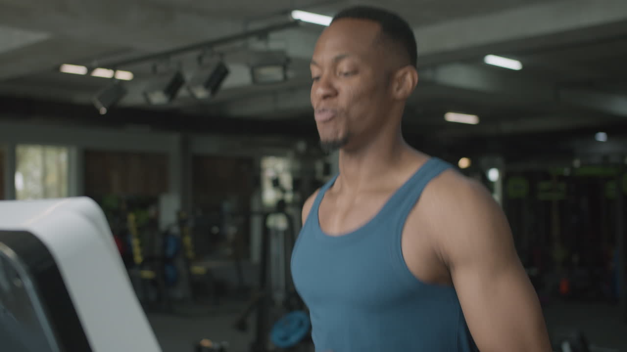 Nærbillede af kaukasisk kvindelig instruktør og en atletisk afroamerikansk mand i fitnesscenteret
