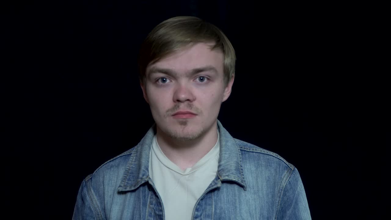 joven expresando incomodidad o vergüenza