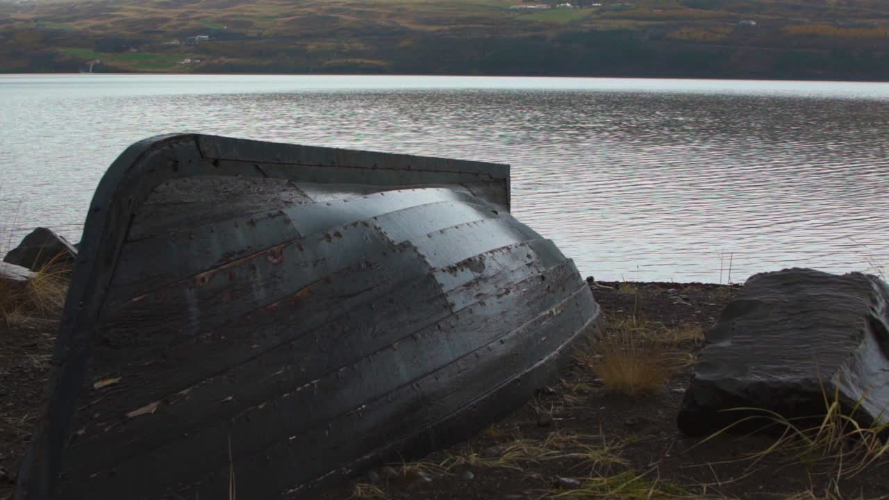 маленькая рыбацкая лодка, перевернутая на берегу