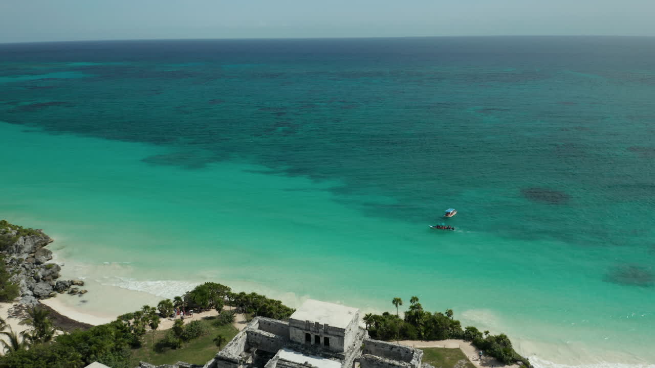 ruinas de tulum al borde de las aguas cristalinas del océano caribe