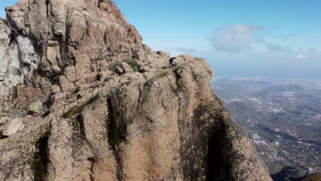 Fantastic-drone-zoom-out-of-Roque-Saucillo