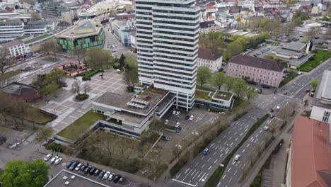 Centro-De-La-Ciudad-De-Kaiserslautern-Y-Tráfico-En-La-Intersección-De-Calles,-Antena