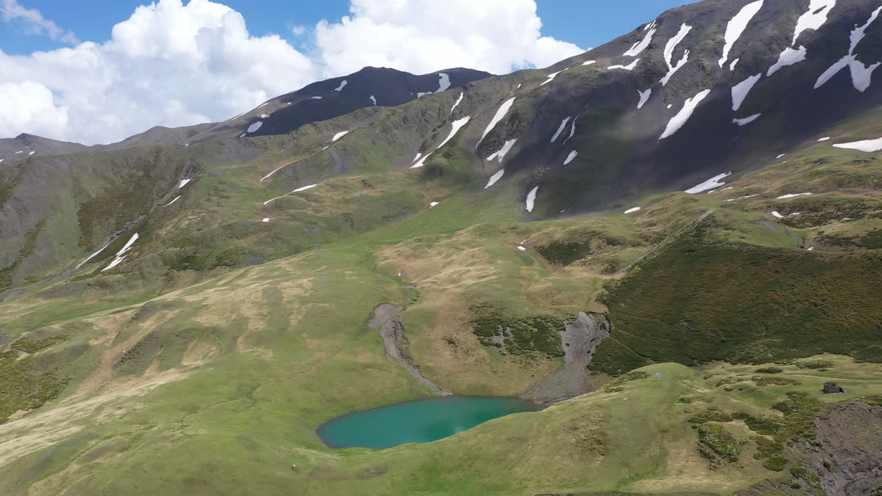 Bredt, filmisk, roterende droneoptagelse af Oreit Sø i Tusheti, Georgien, i Kaukasusbjergene