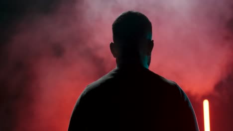 el hombre oscuro camina a través de la niebla. material de archivo en cámara lenta