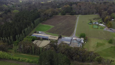 Toma-De-Drones-Muy-Alta-Que-Se-Inclina-Desde-Las-Colinas-De-Adelaida-Hasta-Un-Viñedo-Y-Una-Bodega-Que-Elabora-Vinos-Blancos-De-Clima-Fresco.