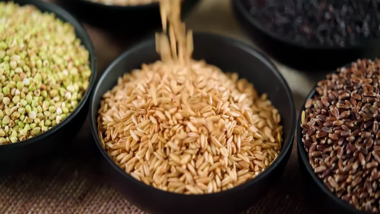 다양한 색의 다양한 원시 건강한 곡물 음식, 다양한 곡물, 곡물, 콩, 콩류는 광고 개념을 위해 목조 장식으로 회전됩니다.