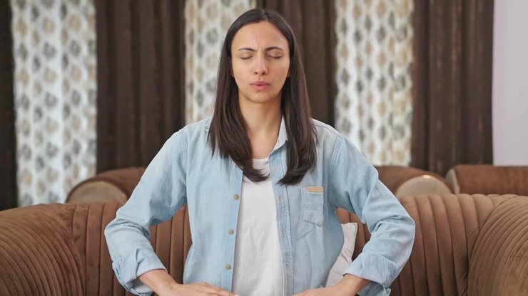 mujer india feliz haciendo ejercicio de inhalación y exhalación
