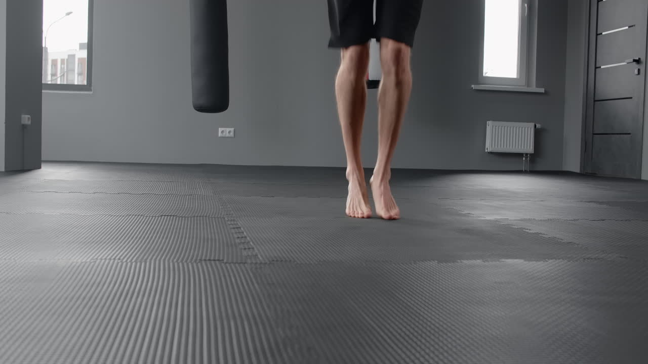 hombre saltando la cuerda en un gimnasio