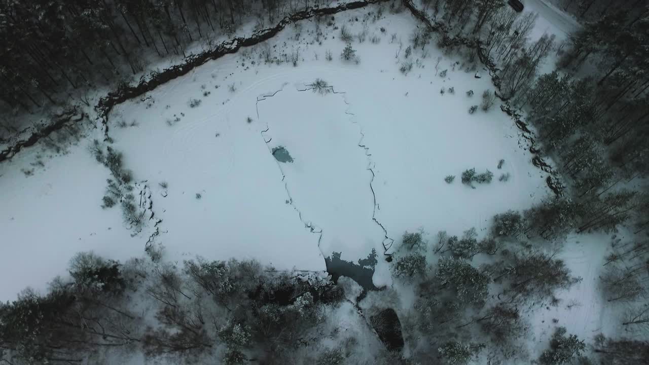 Riprese con drone su un lago ghiacciato in Svezia