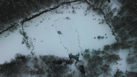 Drohnenaufnahmen-über-Einem-Zugefrorenen-See-In-Schweden