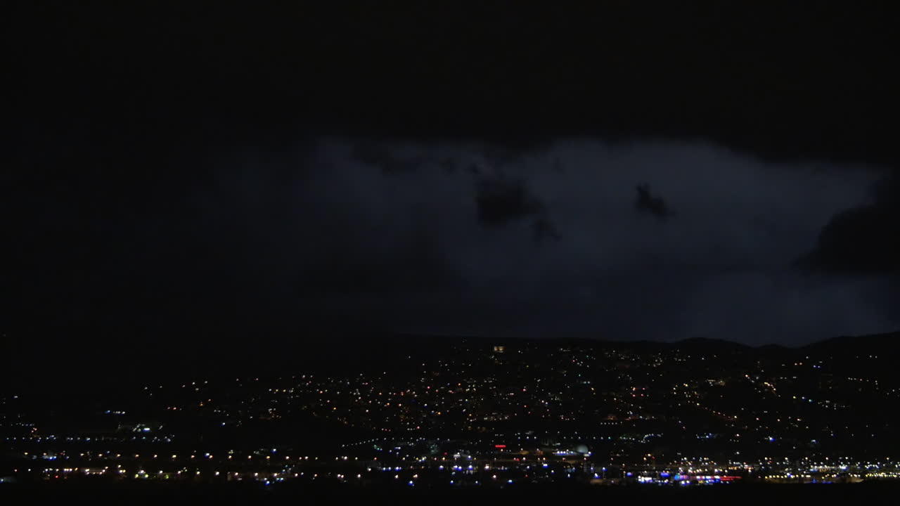 도시 위의 밤 폭풍