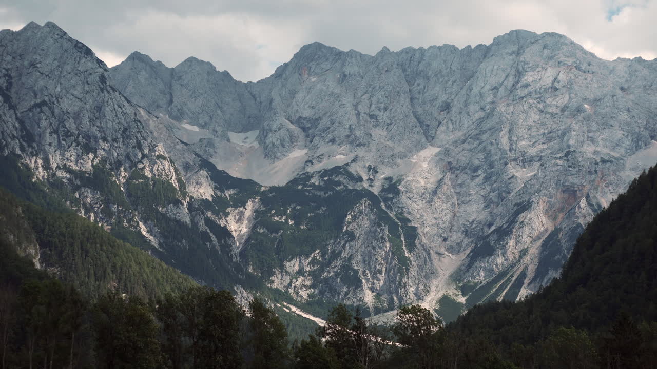 Die majestätischen alpinen Gipfel