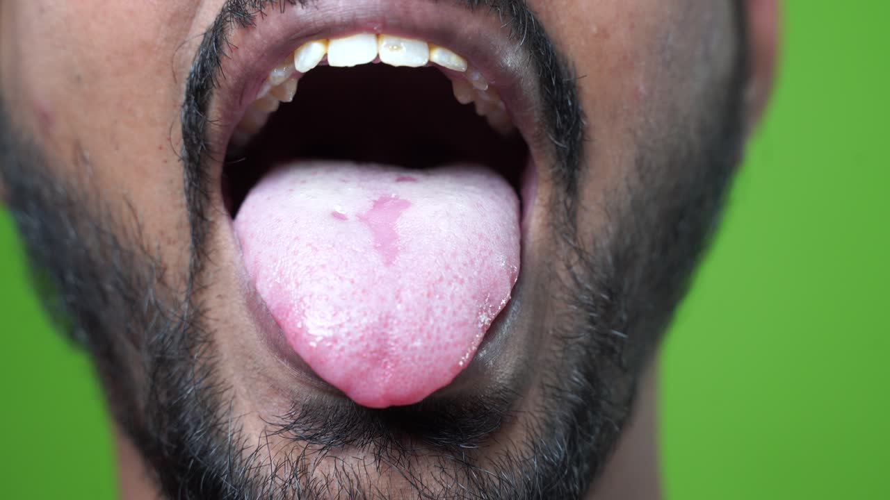 joven indio con dientes sanos sonriendo sobre fondo blanco, cerrado
