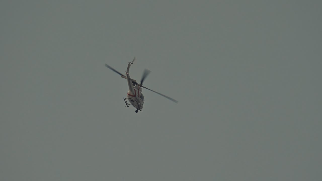 구조 헬리터 가 수색 목적 으로 하늘 을 날아다니고 있다