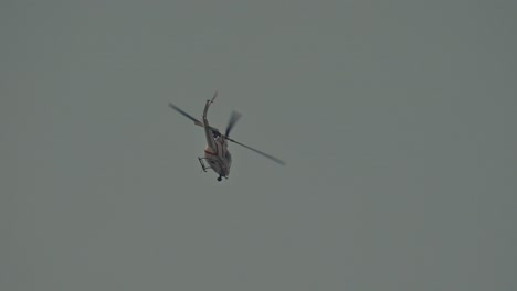un helicóptero de rescate vuela sobre el cielo con el propósito de buscar