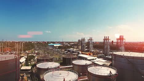 vista aérea de la zona industrial de la gasolina, llamarada solar