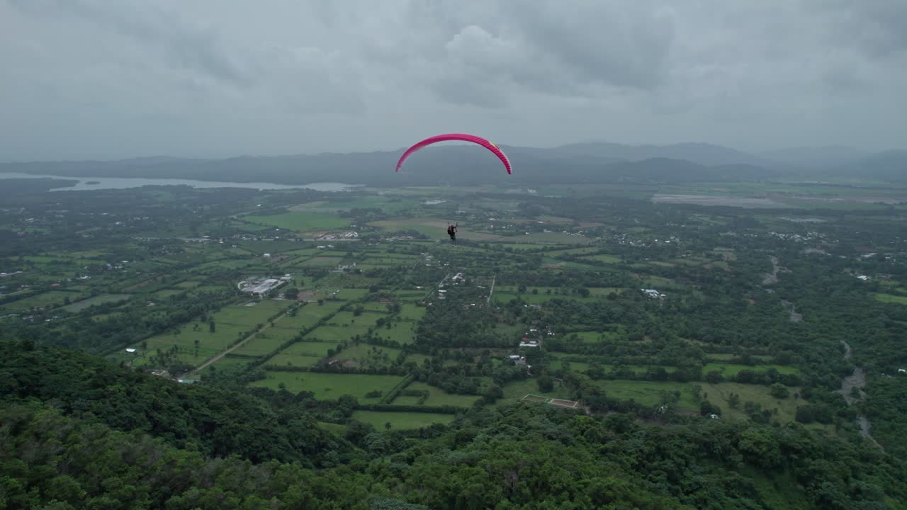 Parapendio sulle montagne della Repubblica Dominicana