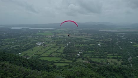 parapenteando en las montañas de la república dominicana