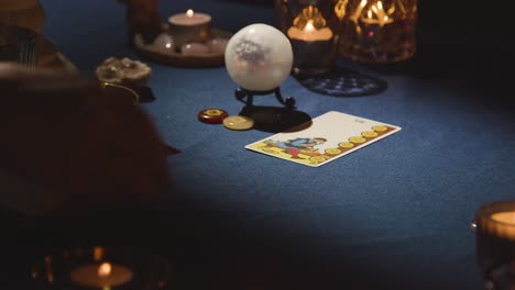 primer plano de una mujer dando lectura de cartas de tarot a un hombre en una mesa a la luz de las velas