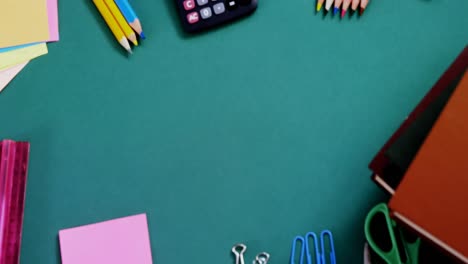 sombrero de graduación y icono de diploma contra varios artículos escolares